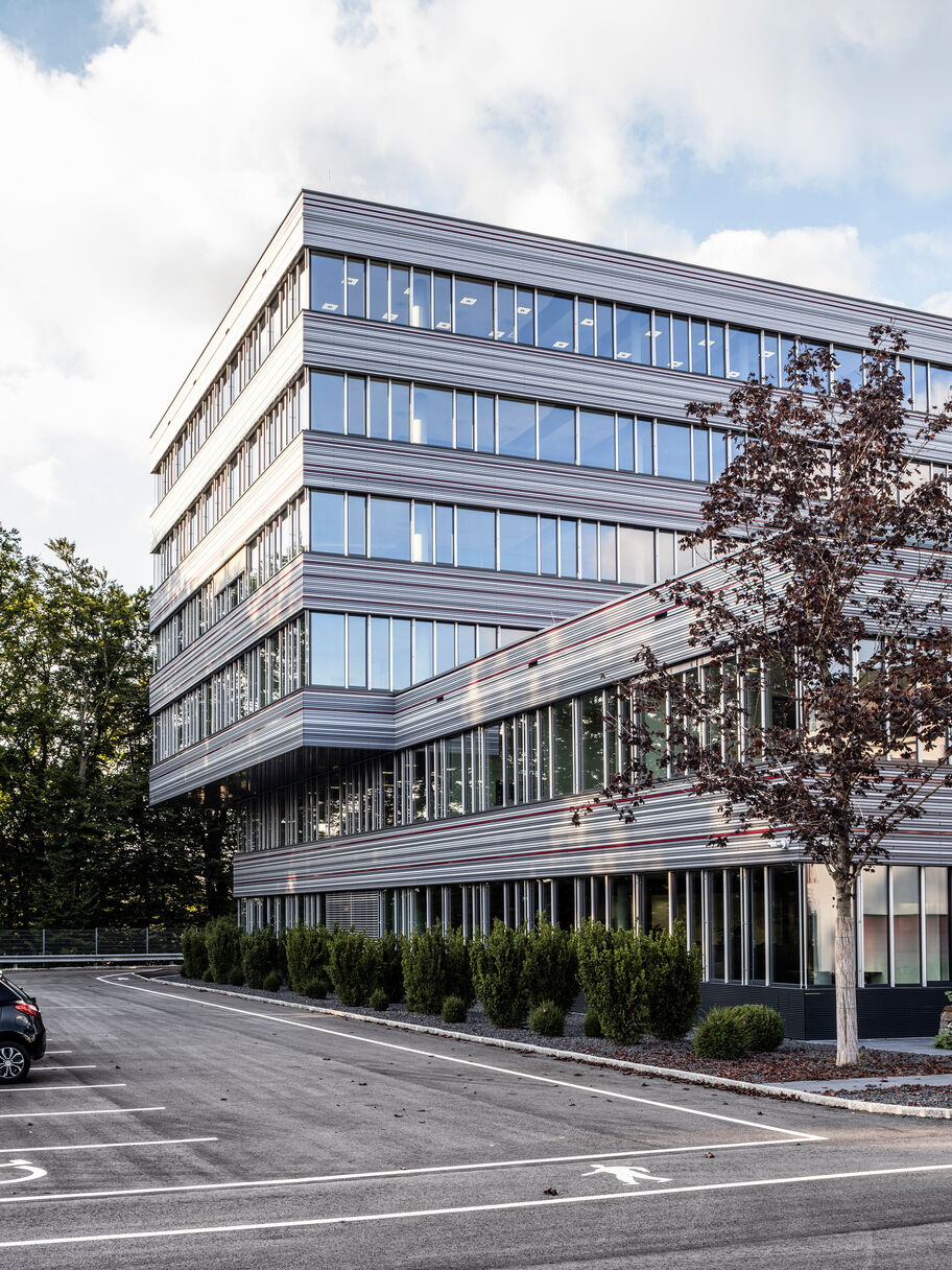 08 E12 2021_10_B&R_OUTSIDE_15