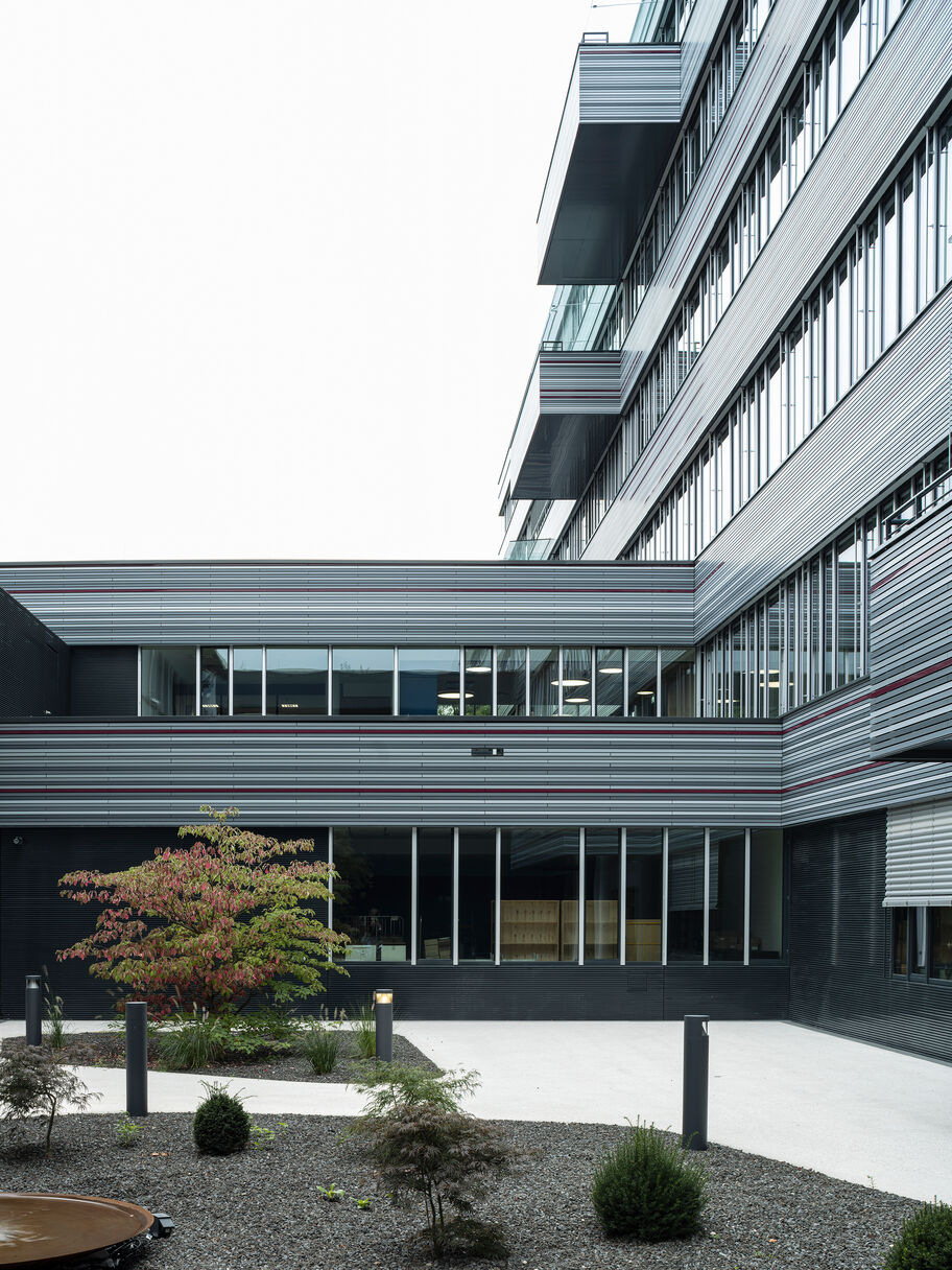 06 E14 2021_10_B&R_OUTSIDE_03